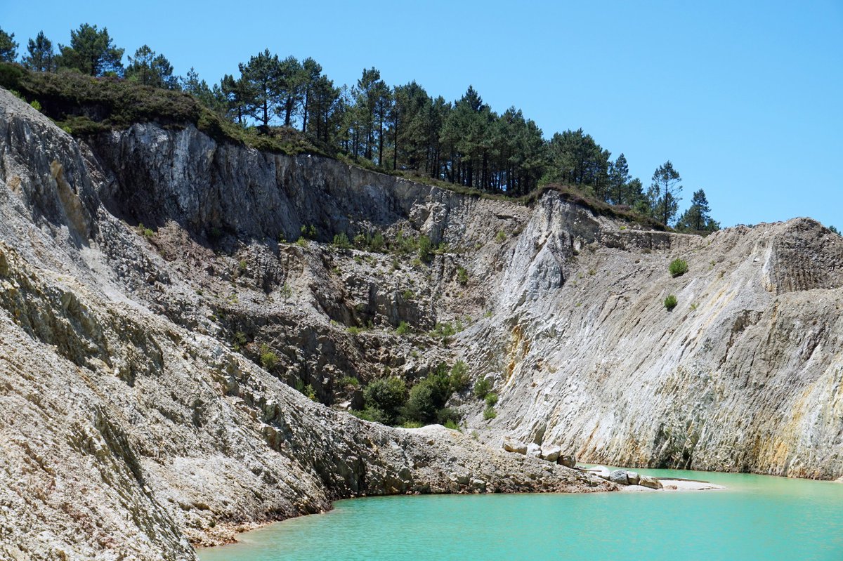 AntonSanchezG's tweet photo. Hoxe estiven en Monte Neme visitando un exemplo do modelo corrupto de saqueo do público e do territorio do @ppdegalicia .
As peripecias de Leitosa SA co permiso dos populares da @Xunta cóstanos moi caro.
#Ladróns https://t.co/aJDa0wcdi6