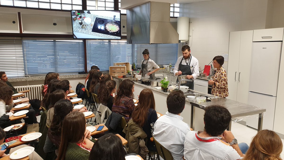 Momento de los talleres en <a href="/COEunav/">Congreso de Oncología para Estudiantes</a>. En Oncochef, se aprende sobre Oncología y Nutrición, de la mano del <a href="/bculinary/">BasqueCulinaryCenter</a> #sharetimegivelife