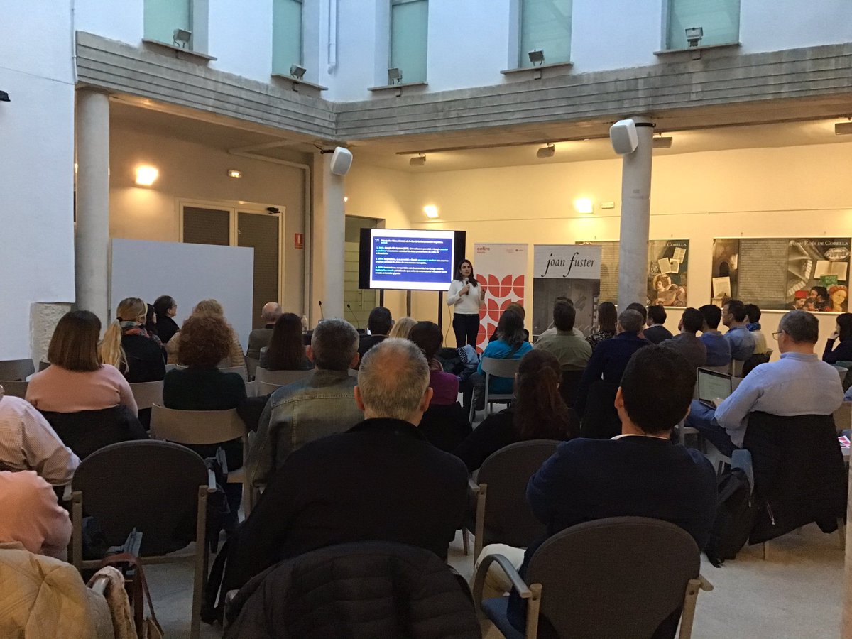 Seguim amb la Jornada TIC del #CEFIREGandia: educar en la responsabilitat digital amb <a href="/manuelabat/">Manuela Battaglini - @manuelabat.bsky.social</a> amb la ponencia:
“En el 2007 vam perdre la nostra privacitat. En el 2020 hem de recuperar la transparència i ètica de les dades”

@CEFIREambitTIC <a href="/AjuntamentSueca/">Ajuntament de Sueca</a> <a href="/espaijoanfuster/">espaijoanfuster</a>