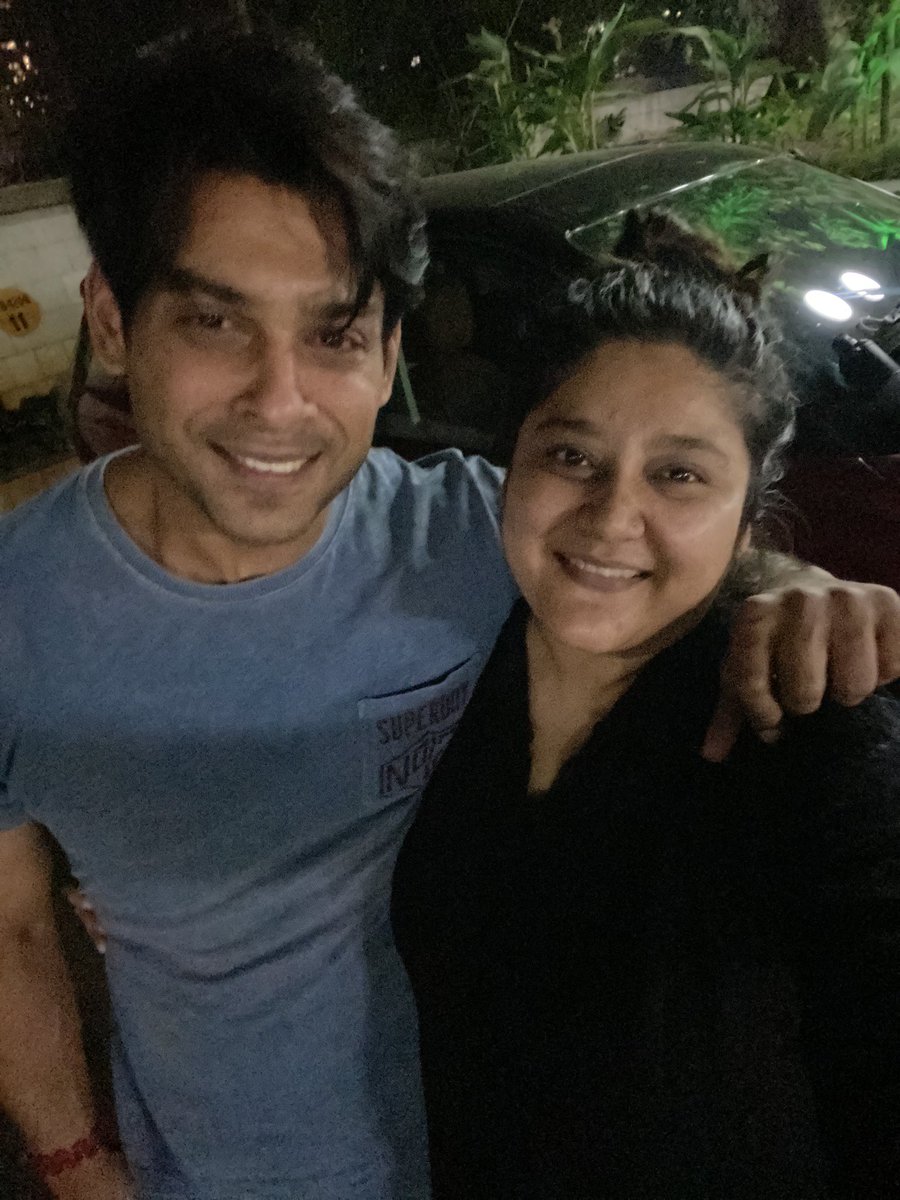 ronitasharma's tweet photo. Look who I finally bumped into my dearest @sidharth_shukla and chatted for quite sometime ! Told him he has to come live soon for his #SidHearts and he will soon!!! #sidharthshukla https://t.co/gYuUv47Kek