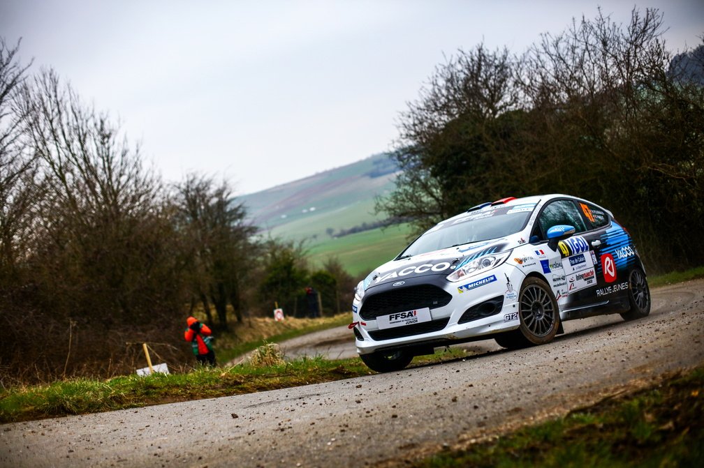 Samouraills's tweet photo. La trêve estivale touche à sa fin avec une reprise des rallyes ce week-end au rallye de Vaison-la-Romaine à droite de Romain Durand qui préparera le rallye du Touquet sur une Fiesta R2J https://t.co/H0QNo5Hw41