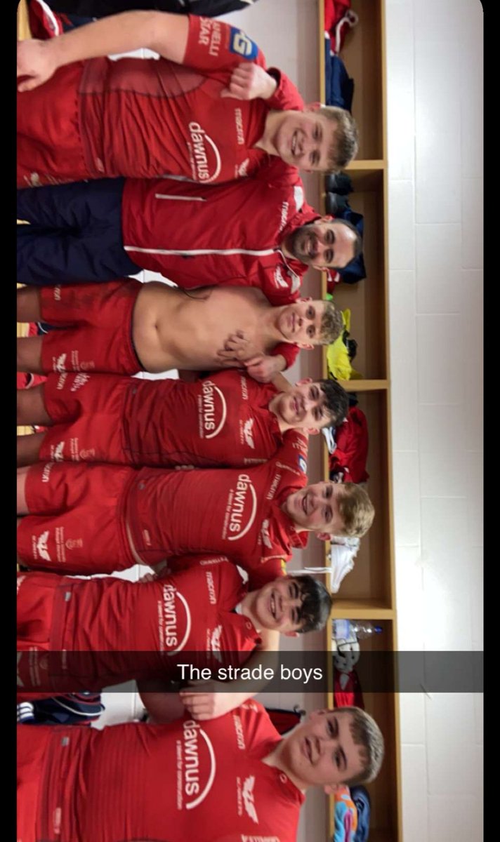 Ffordd arbenning I gorffen yr bloc! 33-10 yn erbyn Scarlets West😁Llun gyda'r Bois Strade a'r main man Mr Jones <a href="/AlunWynJones1/">Alun Wyn Jones</a> <a href="/AddGorffStrade/">Adran Addysg Gorfforol y Strade</a> <a href="/Ysgol_Strade/">Ysgol Y Strade</a>