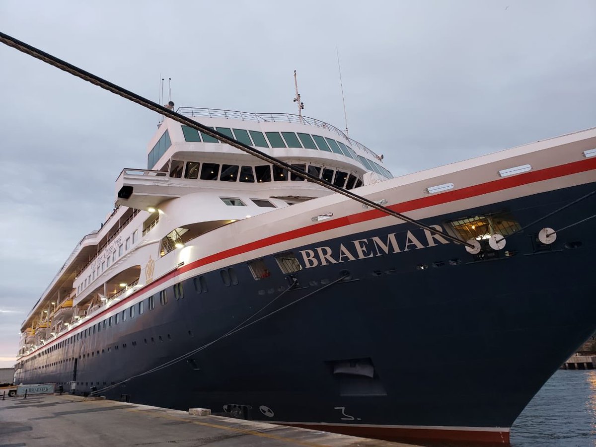 VGomezCasanova's tweet photo. Por disposición del Ministerio de Salud Pública @SaludPublicaRD NO se ha permitido desembarco de ninguna persona del barco BRAEMAR en Puerto La Romana, por existir a bordo, casos de personas en observación médica, con síntomas de fiebre, tos y dificultad respiratoria @PortuariaRD https://t.co/LOXmBcgn5z