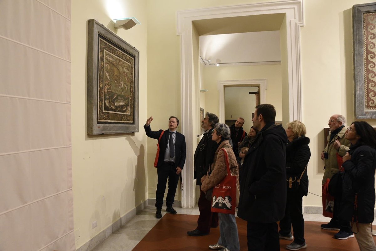 Campaniartecard's tweet photo. Grande successo per il primo #walkabout al @MANNapoli ! Con noi anche il direttore Paolo Giulierini 

@Reg_Campania @storiafestival @scabecspa @editorilaterza @igersItalia https://t.co/WvdiHLvh3Q