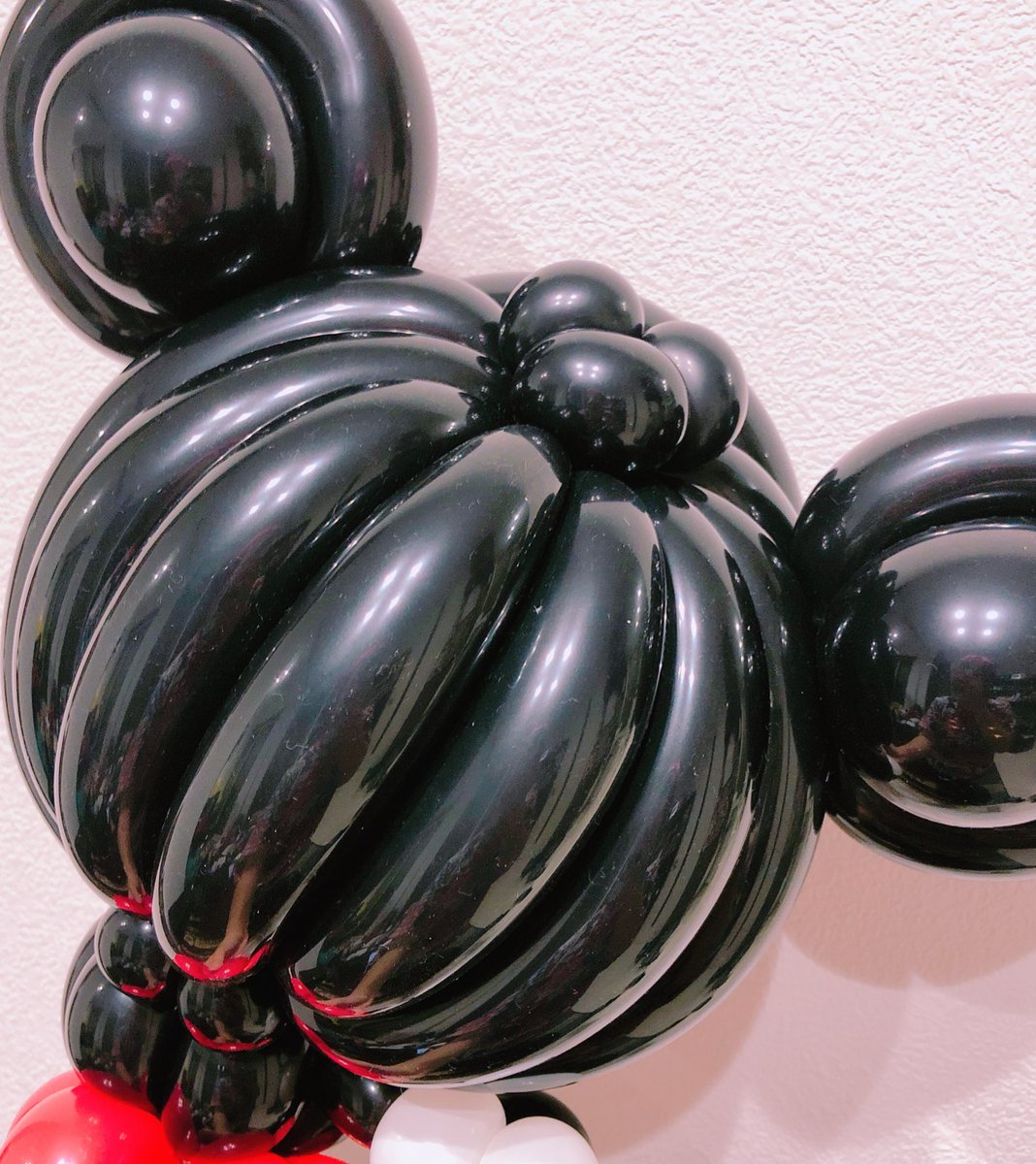 Balloon Noah バルーンアートでミッキー様の着ぐるみ着た男の子作ってみた 服は以前お会いしたランドのタキシードの方で 頭のてっぺんに隠れミッキーがおります W バルーンアート 風船 バルーン Balloon ディズニー ミッキー