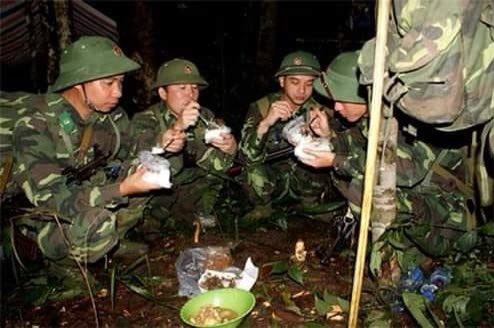 maianh9xhpvngm1's tweet photo. look at this, they are our soliders.  #20Kr_YTN_ApologizetoVN https://t.co/uRQ4NAFU3e