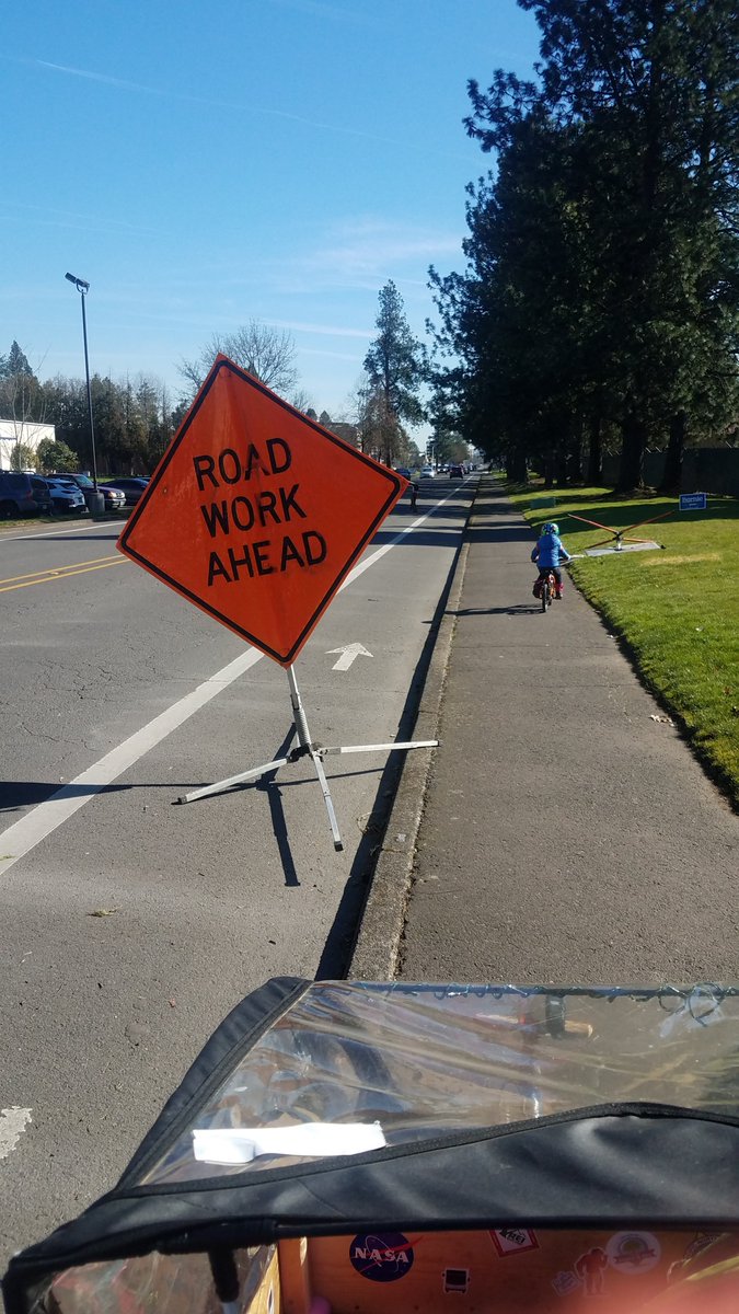 RescueEwe's tweet photo. Is there an Oregon road construction regulation that requires these signs to be placed in the bike lane instead of being on the grass? https://t.co/1WvWKUxv5e