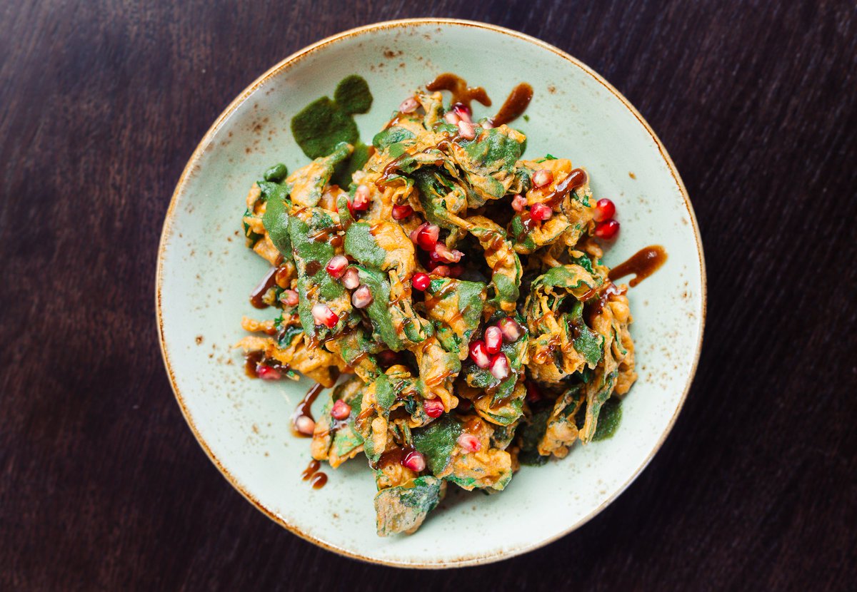 We only use fresh baby leaves for our moreish Crispy Spinach dish. The crunchy vegetables are drizzled with both a tangy tamarind and vibrant mint chutney 🙌🏼