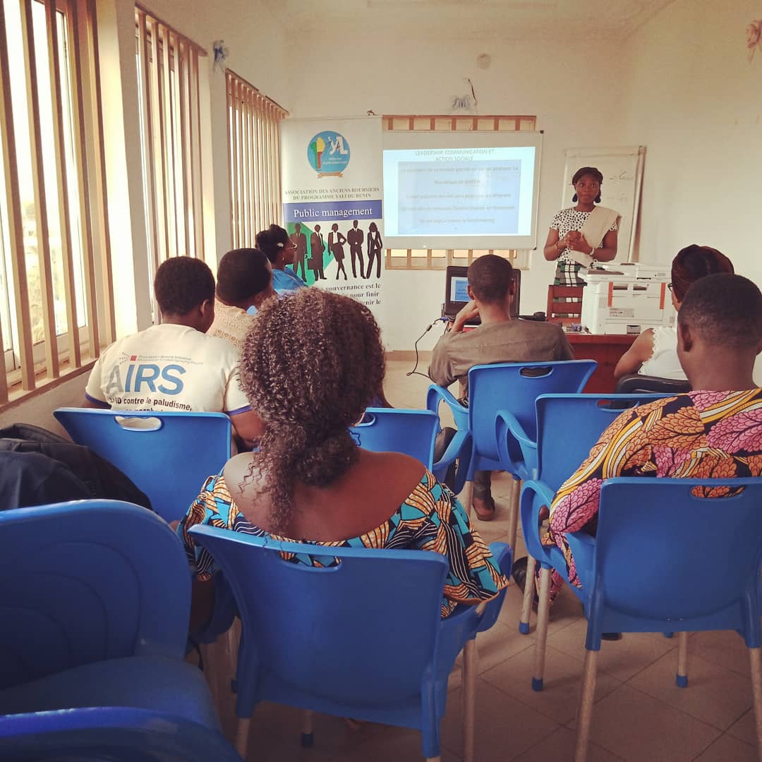 YaliTeam229's tweet photo. Terminus ! Les désormais alumni de la session 17 hybride du CRL Yali Dakar ont organisé une séance de restitution ce 27 février 2020 au siège du BYAA. Des sessions de réseautage aux animations culturelles en passant par les ateliers spécifiques de (1) 
@yalidakar @USEmbassyBenin https://t.co/k1pPHKiFqg