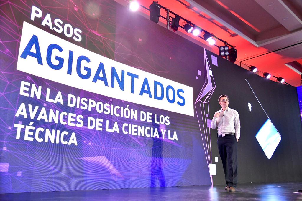 Ministerio_TIC's tweet image. Hoy en el #ClaroTechSummit, el viceministro de Economía Digital @germanrueda presentó las estrategias del 
@Ministerio_TIC que impulsan la transformación digital en el país y avances hacia la Cuarta Revolución Industrial.