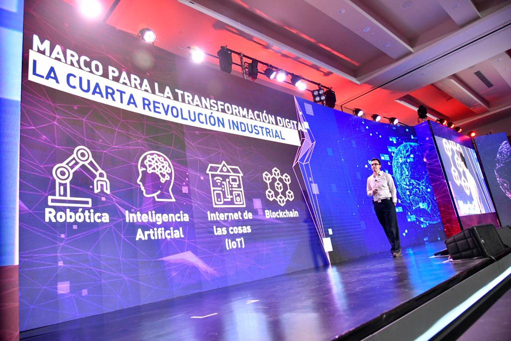 Ministerio_TIC's tweet image. Hoy en el #ClaroTechSummit, el viceministro de Economía Digital @germanrueda presentó las estrategias del 
@Ministerio_TIC que impulsan la transformación digital en el país y avances hacia la Cuarta Revolución Industrial.