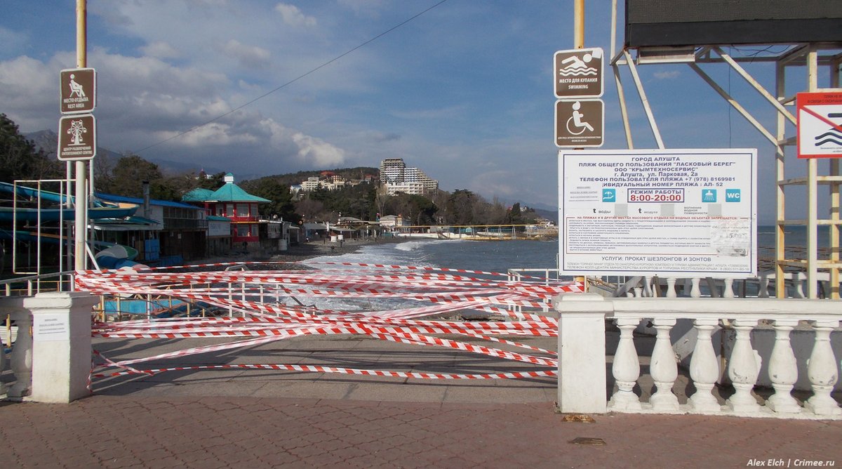 crimee_ru's tweet photo. #Крым. #Алушта сегодня. Волны стихающего шторма. Что там за лентами смотрите на видео: https://t.co/DHGuwYlFCo https://t.co/dMZwksu9rn