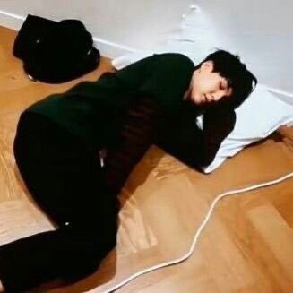 56784239o's tweet photo. Ele parece um gatinho enquanto dorme. https://t.co/YSWuZJy4rb