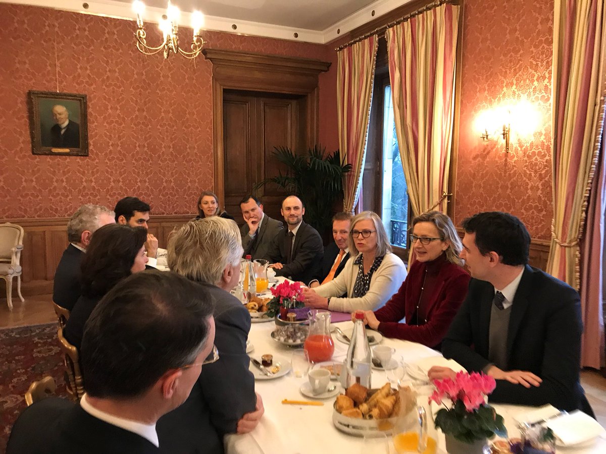 Passionnant petit-déjeuner du CEFA sur la politique fiscale en France : un immense merci à Véronique Bied-Charreton pour ses analyses lumineuses sur un sujet complexe !👏🙏🇫🇷🇩🇪