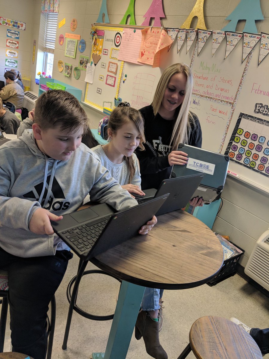 kwhiteFHS's tweet photo. @TCBOE_FHS 8th graders are teaching 4th graders how to use Google Slides to create a digital portfolio. #teamwork     #DLDay @caprice_buttram  #leadersofthepack https://t.co/dj4AcS5i3v