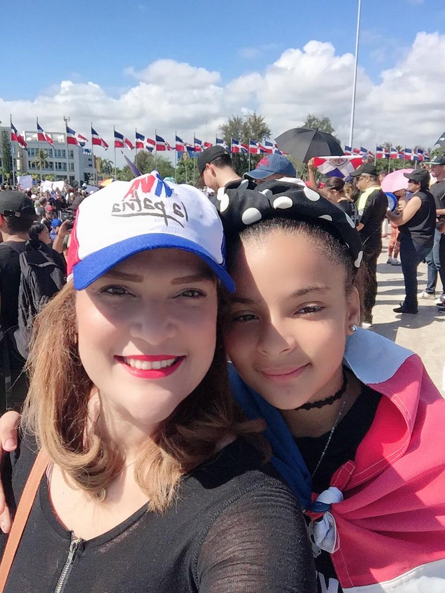 Lizamavel's tweet photo. A mis hijas... Cuándo ya no esté, recuerden siempre luchar por nuestro país, por el bienestar colectivo.
¡En RD, los buenos somos más!
❤🇩🇴
#Trabucazo2020
#PlazaDeLaBandera
#RDprotesta
#ProtestasJCE https://t.co/IrpZMVPNdK