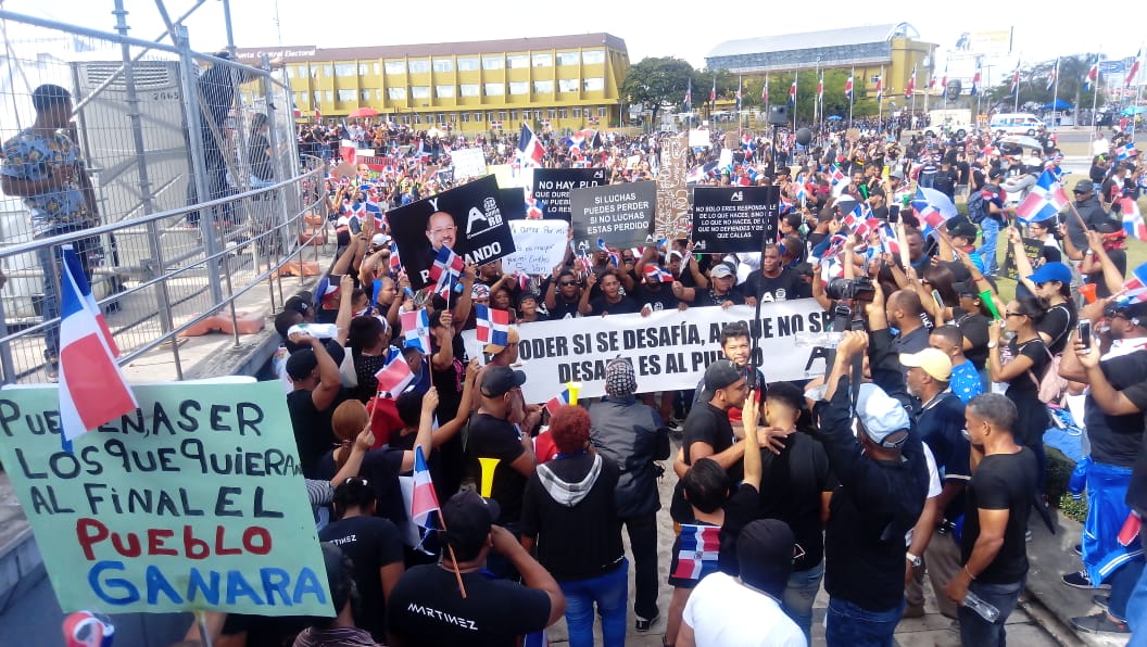 Lizamavel's tweet photo. A mis hijas... Cuándo ya no esté, recuerden siempre luchar por nuestro país, por el bienestar colectivo.
¡En RD, los buenos somos más!
❤🇩🇴
#Trabucazo2020
#PlazaDeLaBandera
#RDprotesta
#ProtestasJCE https://t.co/IrpZMVPNdK