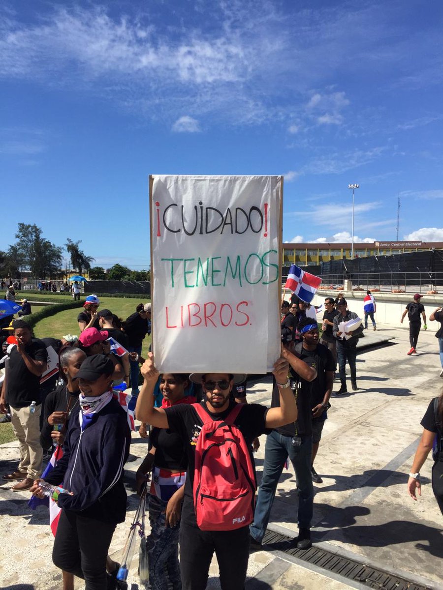 Lizamavel's tweet photo. A mis hijas... Cuándo ya no esté, recuerden siempre luchar por nuestro país, por el bienestar colectivo.
¡En RD, los buenos somos más!
❤🇩🇴
#Trabucazo2020
#PlazaDeLaBandera
#RDprotesta
#ProtestasJCE https://t.co/IrpZMVPNdK