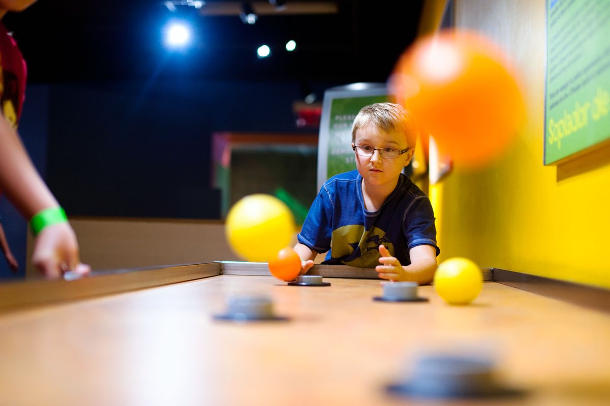 azsciencecenter's tweet image. A3: We had an amazing time using the air cannon &amp;amp; our Bernoulli blowers to explore wind and air. Watching one young learner succeed in balancing two balls in one air stream was a joyful highlight! #LeapWeek #LeapintoScience @ngcproject  @TheFranklin  @julia_skolnik