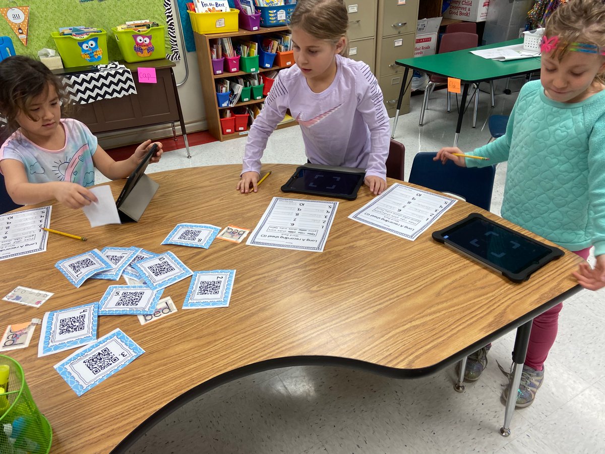 rbesheap's tweet photo. Building strong readers! Using Read Naturally Live &amp; Kahoot to build our skills.
#RedBud132 #DLDay https://t.co/teJMiGd4Bx
