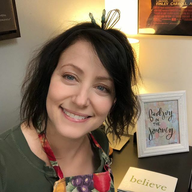 heidischooler's tweet image. @johnbigham - Aw thnx John!! Hey y’all! Having fun as a whacky character!! LOVE playing crazy, comedic women!! Sending #goodvibes out there to everyone on this FABO Thursday! 
#funnyscript #greatpeeps 
ift.tt/2T77fJ6