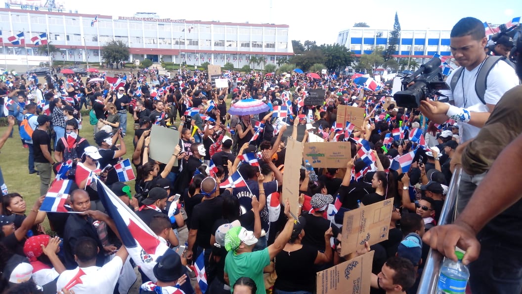 Lizamavel's tweet photo. Nuestro país está por encima de los intereses personales y grupales. Hoy, al celebrarse el 176 aniversario de nuestra independencia, los dominicanos y dominicanas luchamos por la democracia.
¡Dominicana fuerte y valiente!
❤🇩🇴
#Trabucazo2020
#RDprotesta
#ProtestasJCE https://t.co/yqb3gERDNV