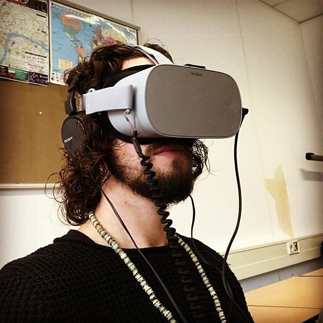 Van VR naar een goed gesprek. Dag waar ik toch op terug kijk vol emotie en goede gesprekken. Pijn mogen horen en langzaam een plek mogen geven. Mooie aanvulling in 2020 .
.
.
@mbocollegezuidoost <a href="/izisolutions/">IZI Solutions</a> #samen #globalgoals #sustainable #duurzaam #s… ift.tt/3952tBL