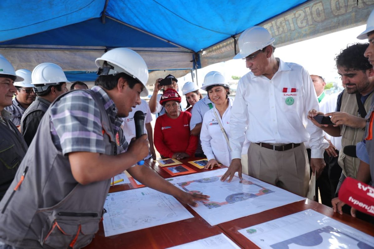 MTPE_Peru's tweet photo. 💪¡Mejoramos la calidad de vida de la población de #Mazuko por medio de empleos temporales!
A un año de la intervención en La Pampa, #MadreDeDios, la titular del #MTPE, @sylviacp101, acompaña al presidente @MartinVizcarraC, en su recorrido de las obras del Programa #TrabajaPerú. https://t.co/9mb0aHcDAv