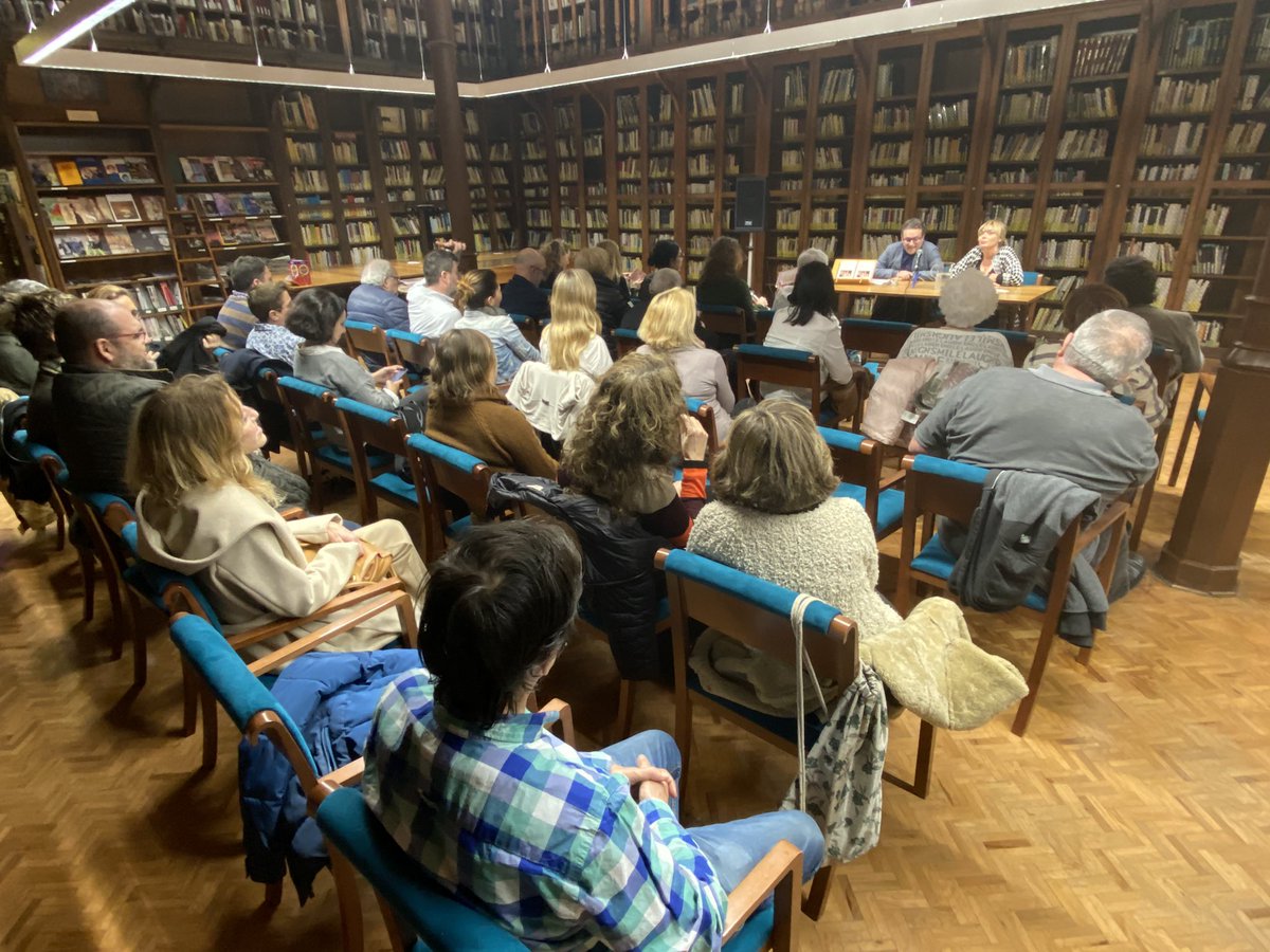 BiblioCort's tweet photo. Presentació del llibre de Sabina Pons “Madre alemana, padre mallorquín” Un retrat original del boom turístic dels 70. #presentacions #quefemalesbiblios #sabinapons #mapm #slopper #llibrerialluna #bibcort #bibliopalma https://t.co/VOSakAiRi9