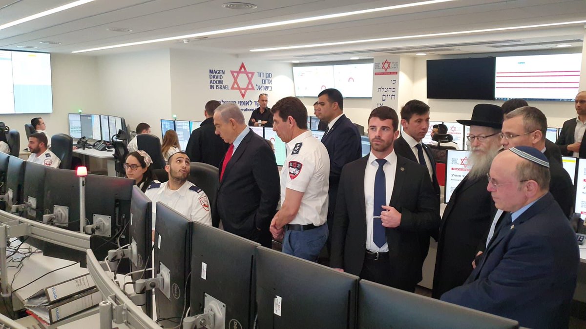 Le Premier ministre Benyamin Netanyahu en visite spéciale au Centre national des opérations de MDA cette après-midi où un centre d'appels conjoint <a href="/Mdais/">Magen David Adom</a> et le ministère de la Santé a été établi samedi soir spécifiquement pour lutter contre le virus Corona.