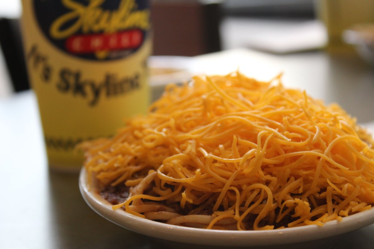 Delicious pics of Skyline orders on #NationalChiliDay, a thread. We’ll start.