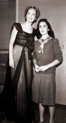 MissMacDonalds's tweet photo. Celebrating Elizabeth Taylor (February 27, 1932 - March 23, 2011) on her birthday. #botd 

Elizabeth is seen here visiting with Jeanette MacDonald on the set of THREE DARING DAUGHTERS (1948). #BornOnThisDay https://t.co/3hQglKFzuR