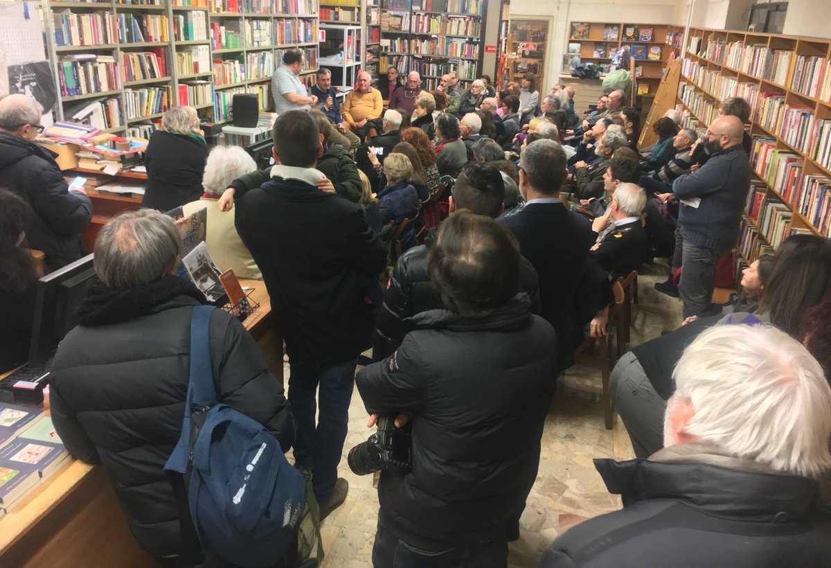 venerdì 14 febbraio libreria piena per Antonio Manzini <a href="/sellerioeditore/">Sellerio editore</a>