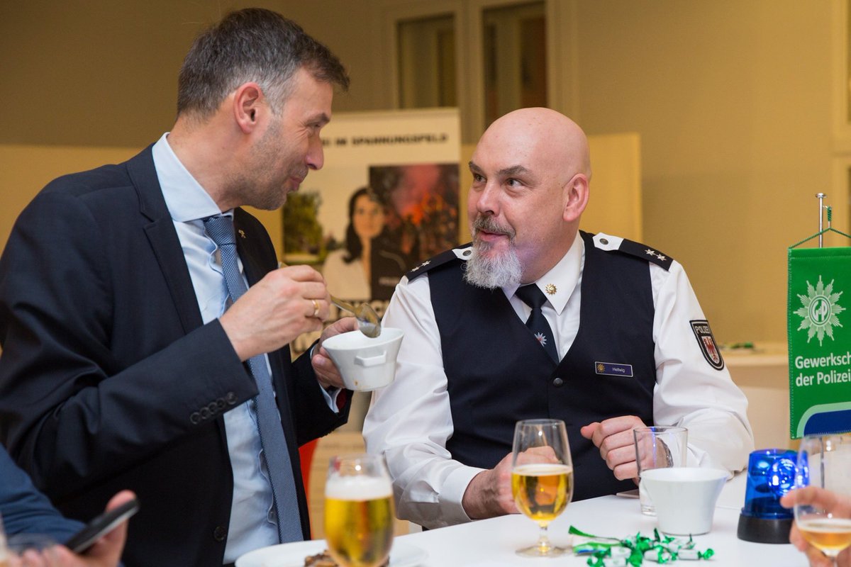 #Polizei meets #Politik: Die Polizistinnen und Polizisten leisten einen unschätzbaren Beitrag in unserem Land. Der Neujahrsempfang der GdP #Brandenburg gestern im Landtag in #Potsdam war eine gute Gelegenheit mit vielen Beamten ins Gespräch zu kommen. 

📸 GdP Brandenburg