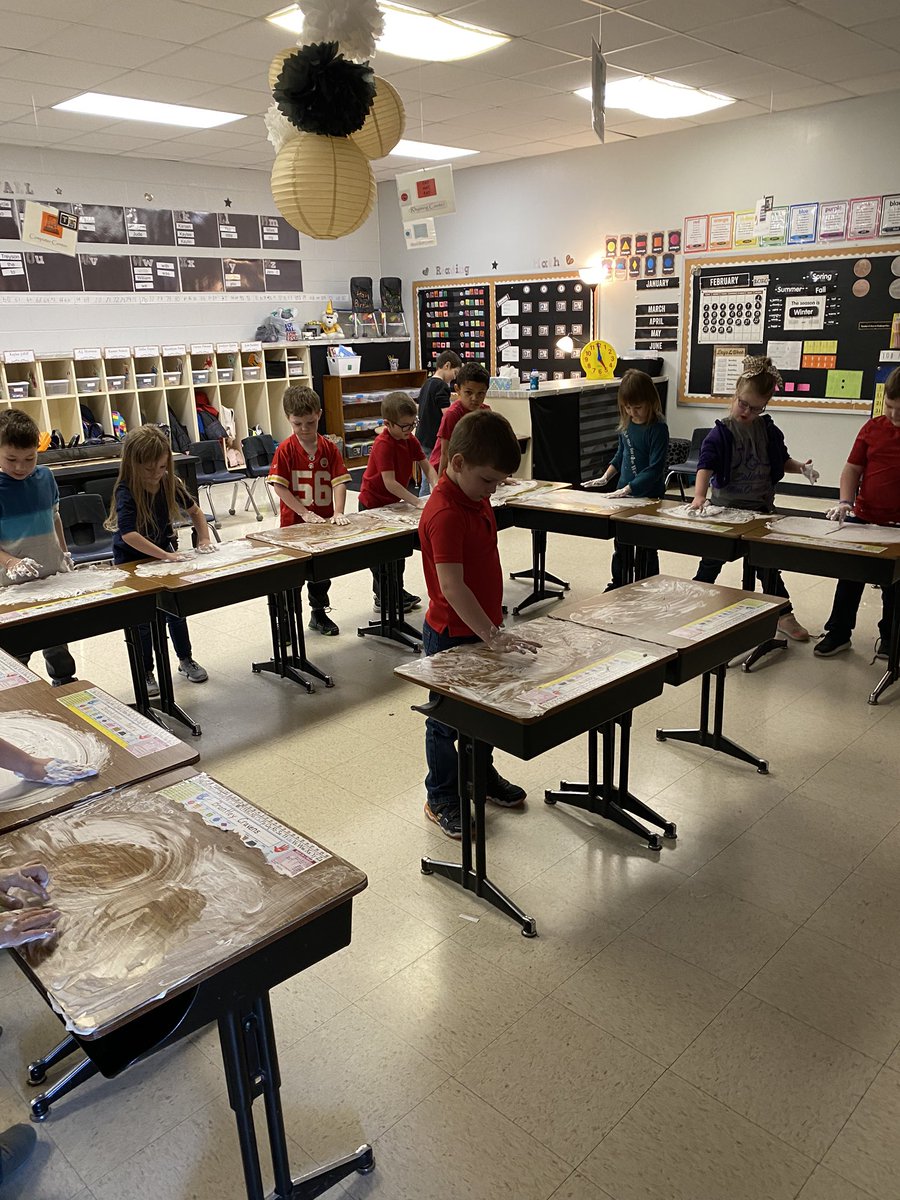 A_Littleton01's tweet photo. Changing it up a little bit...no paper and pencils required for our Sonday Phonics lesson today! Shaving cream works great too! @SalisburyEleme1 #ShineSES https://t.co/tlOiAlQlp0