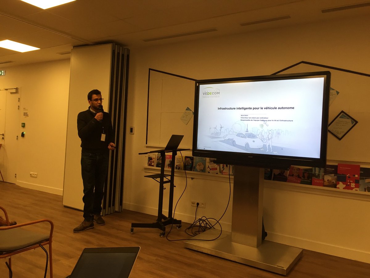 Meetup voiture connectée et autonome chez #Leonard ⁦<a href="/VINCI_fr/">VINCI</a>⁩ - ⁦<a href="/vedecom/">VEDECOM</a>⁩ parle d’infrastructure intelligente.