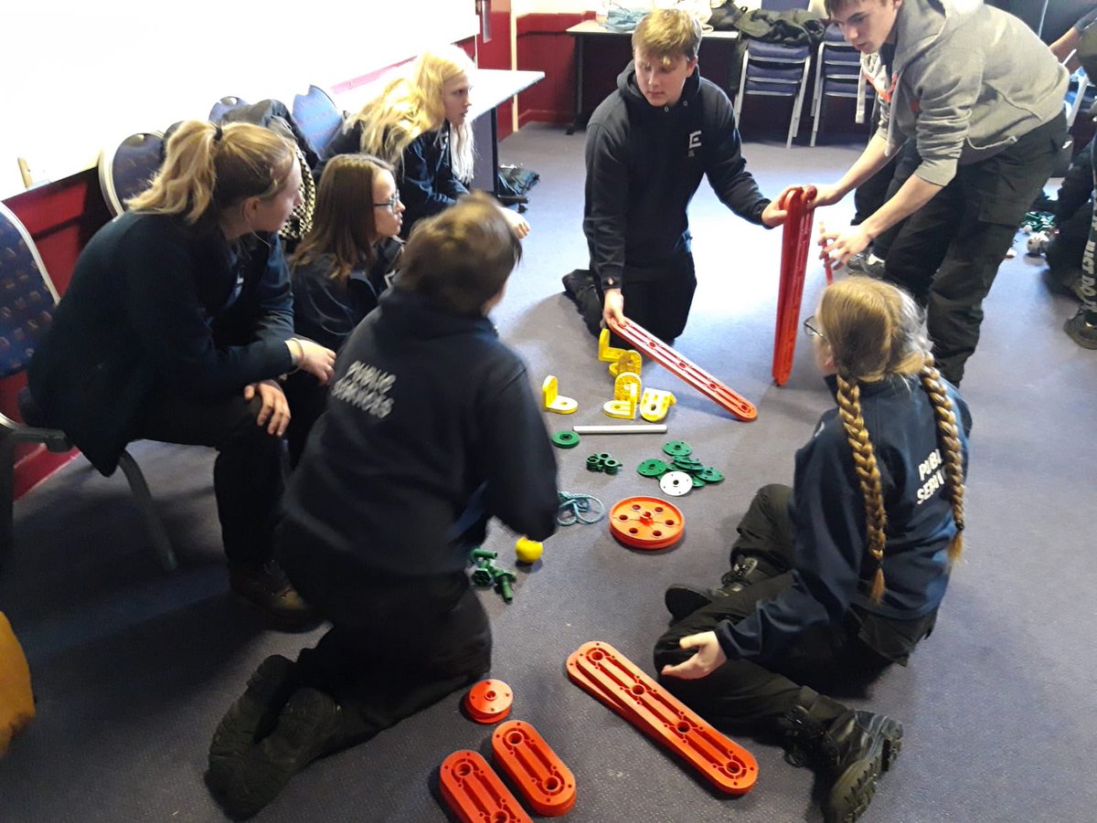 UPS_EC's tweet photo. Our students had a great time with the @RAF_Regiment this afternoon, completing some team building activities 👨‍✈️ 👩‍✈️ ��� https://t.co/G3jawZQzQo