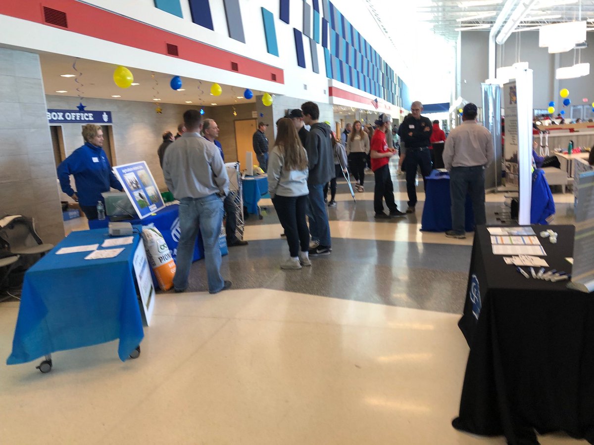 jolson53's tweet image. Farm to School Day at SPHS. Great meal, area business sharing career opportunities and FFA on display. Proud of our program.
