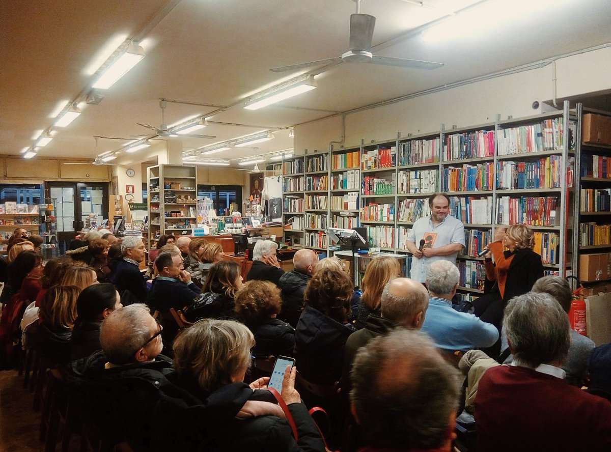 Pagina348's tweet photo. sabato 22 febbraio libreria piena per "Buio in sala" di Nora Venturini @Librimondadori con le letture di Giulio Scarpati https://t.co/gQtlXUyOvR