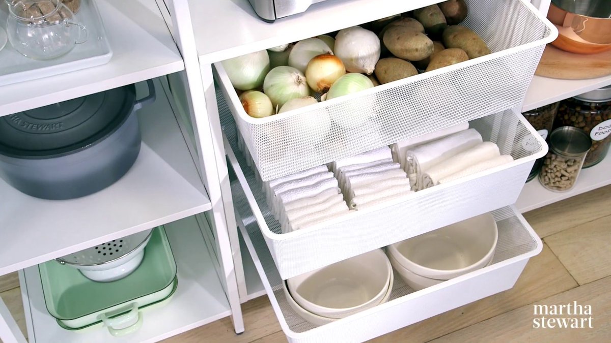 Martha’s New Pantry Storage System - Martha Stewart youtube.com/watch?v=hV0tw8…