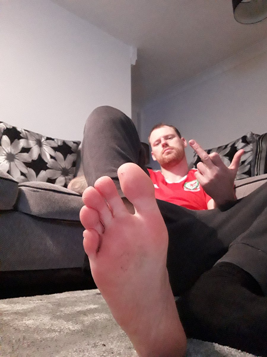 Sit back and relax whilst you puppys worship my perfect size 11 feet 👅

Now get on your knees losers 😂

#findom #financialdomination #alphadominant #gayfindom #gayfootfetish #findomfeet #footfetish
