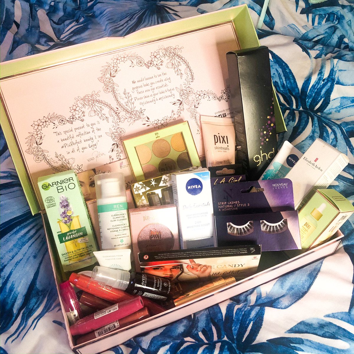 💫💫 GIVEAWAY TIME 💫💫

Wanna win this huge beauty bundle including brands such as PIXI, GHD, Elizabeth Arden &amp; Revlon!? To Enter, Follow me <a href="/RachelNicoleUK/">Rachel Nicole ✨</a> &amp; RT this tweet! 🌟

(Ends Midnight 15/03) #bbloggers #FreebieFriday #GiveawayAlert #WinItWednesday