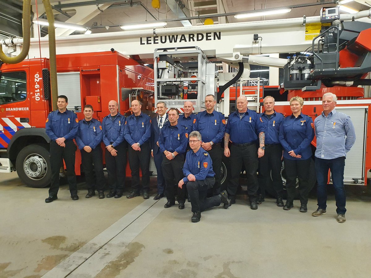 PostNoord's tweet photo. Vanavond zijn er 6 collega’s van post noord benoemt als lid in de orde van oranje Nassau. We feliciteren hun hiermee en zijn tegelijk trots op het feit dat deze mensen al meer dan 20 jaar lang onderdeel uitmaken van deze Leeuwarder brandweerpost. https://t.co/CljLkDBcsW