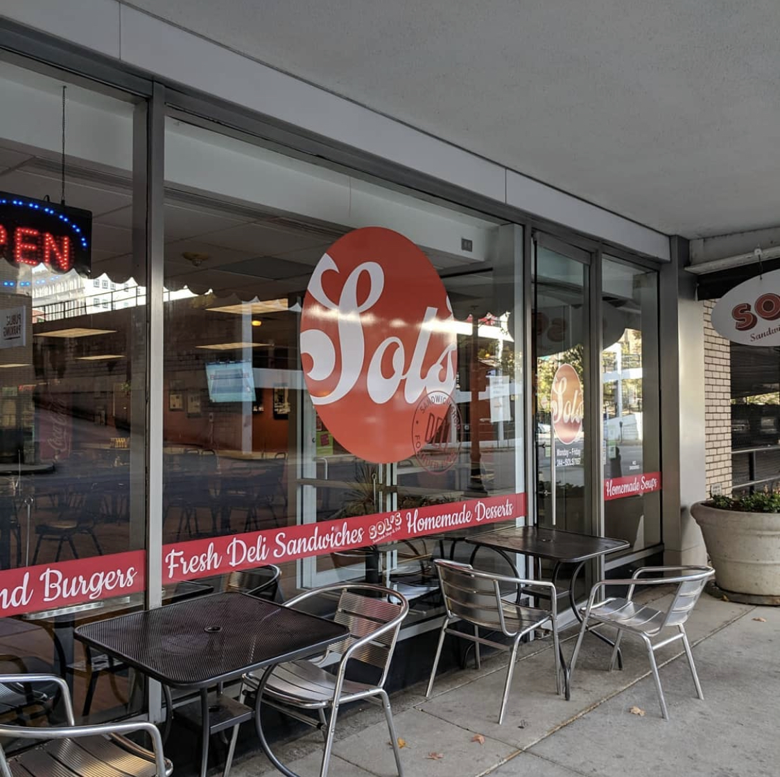 There is nothing quite like the classic diner experience, especially when it's at Sol's Sandwich Shop &amp; Deli! Make your Friday Jr. a great one and come see us!

(📸IG: @mgcross_)