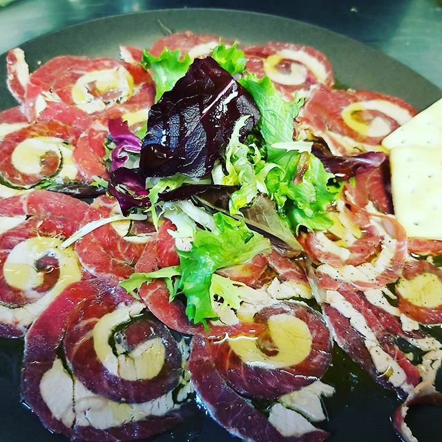 Si os agrada el carpaccio 😋😋 en tenim de molt bons, 👩‍🍳 farcits de moltes varietats i están brutals 😍😍👍#carpaccio #restaurantsbaixllobregat #gourmetrestaurant #foie #Molinsderei