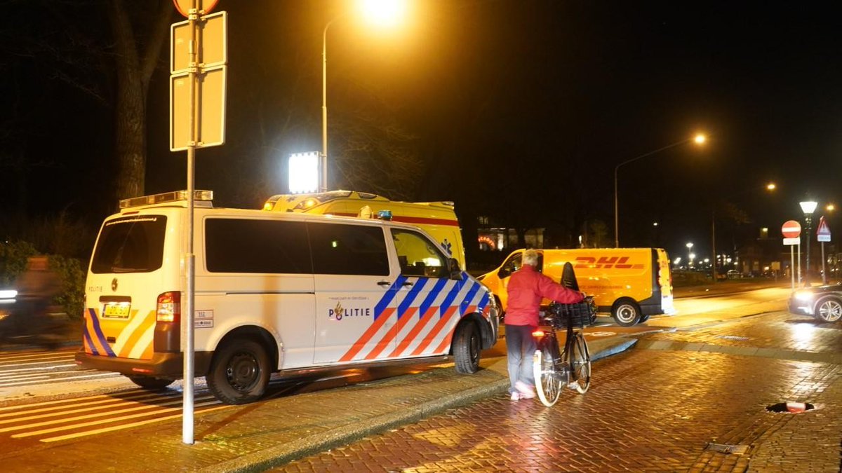 Scootterrijder komt door aanrijding onder bestelbus in Alkmaar..