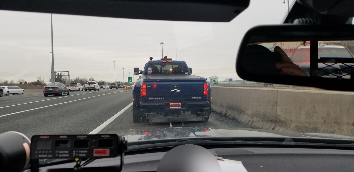 A tow truck needs its own tow now.... The driver was observed weaving dangerously in and out of traffic on the #QEW in #Burlington. Driver was stopped and arrested, charged with #StuntDriving
#SevenDayImpound
#SevenDayLicenceSuspension ^kw