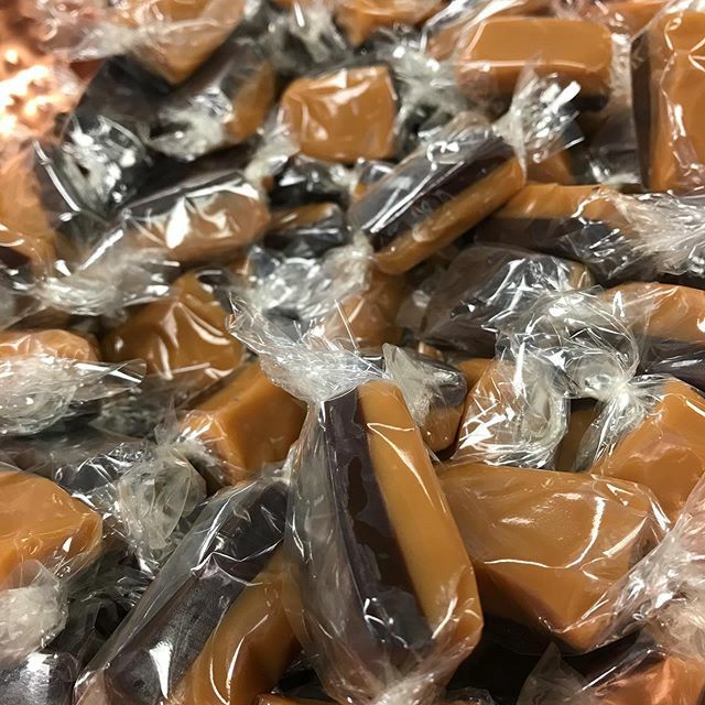 TeaseChocolates's tweet photo. Horizon Caramels! Layered dark chocolate &amp; butterscotch. #teasechocolates #sugarislandcaramels #horizon #darkchocolateandbutterscotch #butterscotch #caramel https://t.co/uP6EmyB99h https://t.co/paXypblrnO