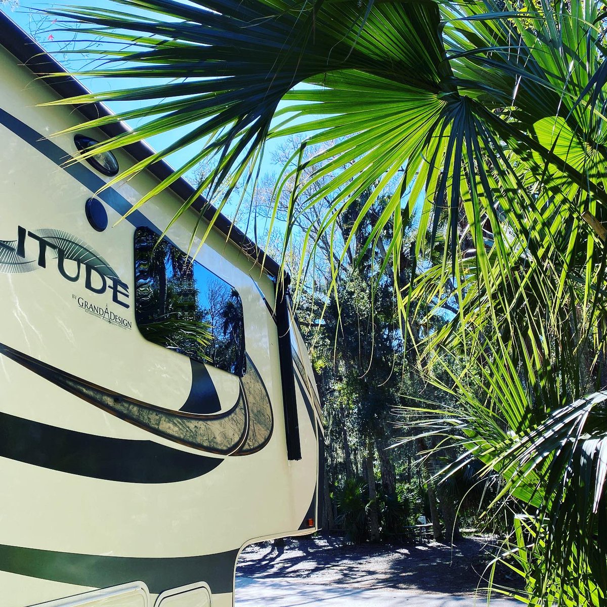 DownsizingCents's tweet photo. βThe sun is shining in the skyβ πΆ And we have a sweet #airstream as our #nextdoorneighbor. After 8 hours of rain π§ yesterday, I needed this β€οΈ π. Swipe for more pics. Which is your favorite? #fulltimervliving #downsizing #hannapark #floridawintercamping #rv #gdrv #gdrv4life https://t.co/B4xpQwL7Xw