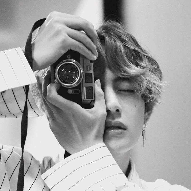 https_halo's tweet image. taekook au; 

where 24 year old photographer kim taehyung falls in love with 22 year old song writer jeon jungkook puts flowers on his music pages every time he sees him at the local café.